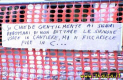 13/10/2005 - Cartello in un cantiere......